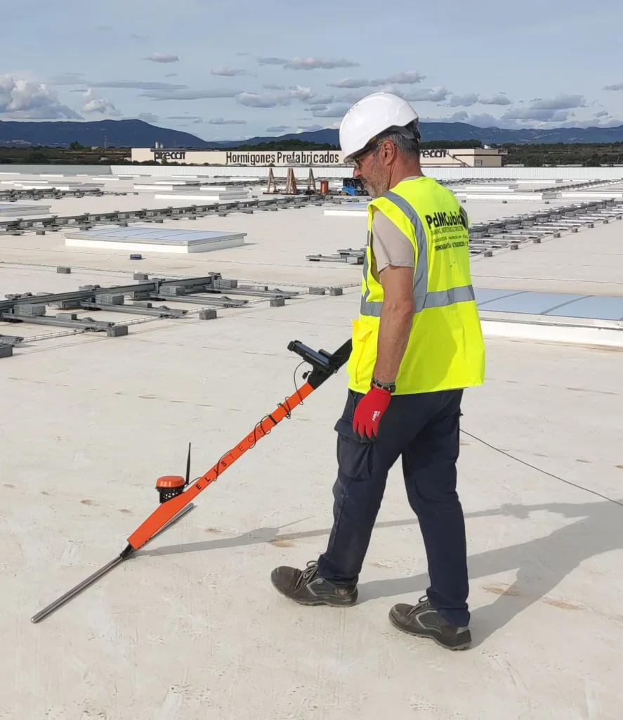 Inspección de geomembrana con Arc Tester eRaptor en cubierta plana